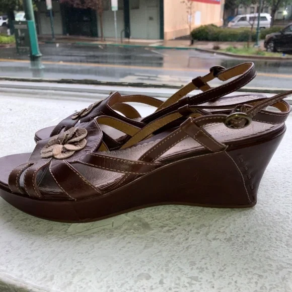 Brown and gold, leather wedge sandals - Picture 5 of 8